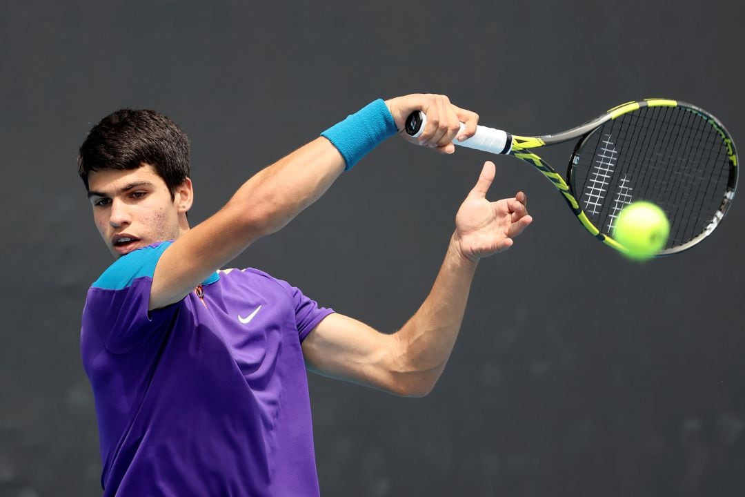 Carlos Alcaraz golpea una bola en el encuentro ante Ymer, segunda ronda del Open de Australia