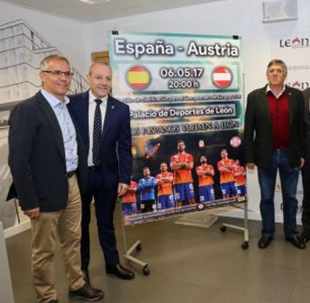 Francisco Blázquez y Cayetano Frabco, junto al cartel de uno de los partidos que la selección nacional disputó en León