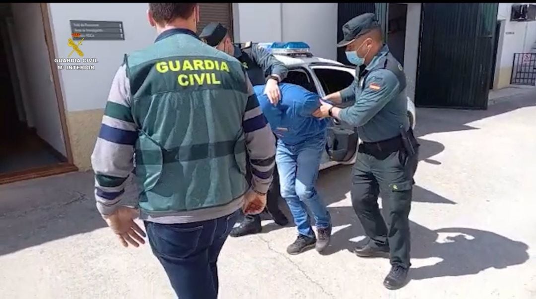 Traslado de uno de los tres detenidos