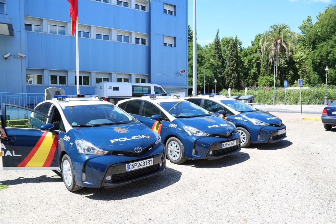 Los tres nuevos vehículos, frente a la comisaría del CNP de Avenida Doctor Fleming