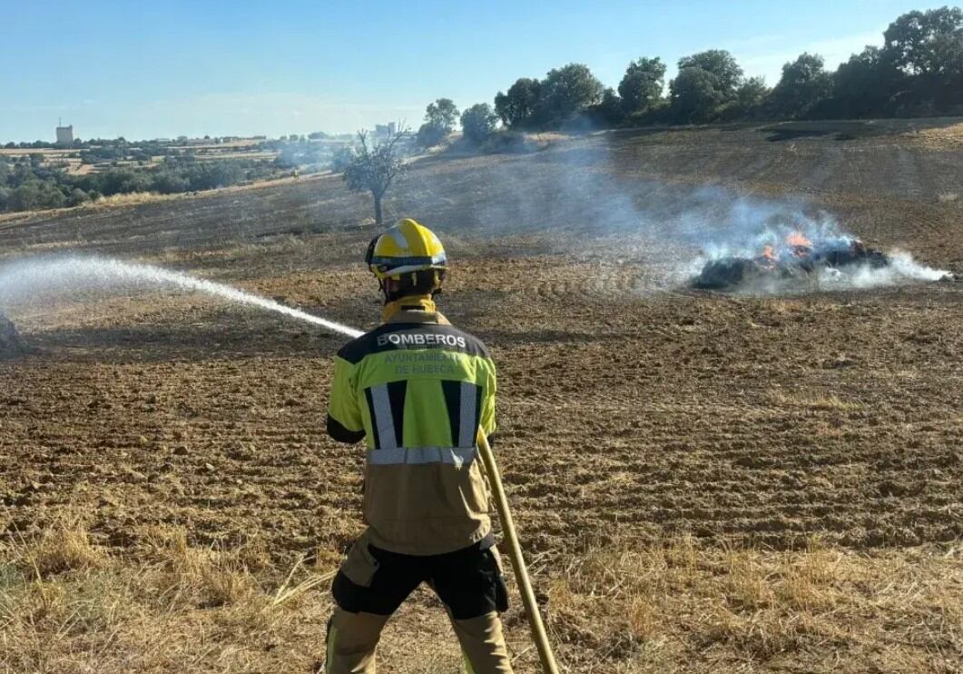 Los bomberos de Huesca acudieron a sofocar el incendio