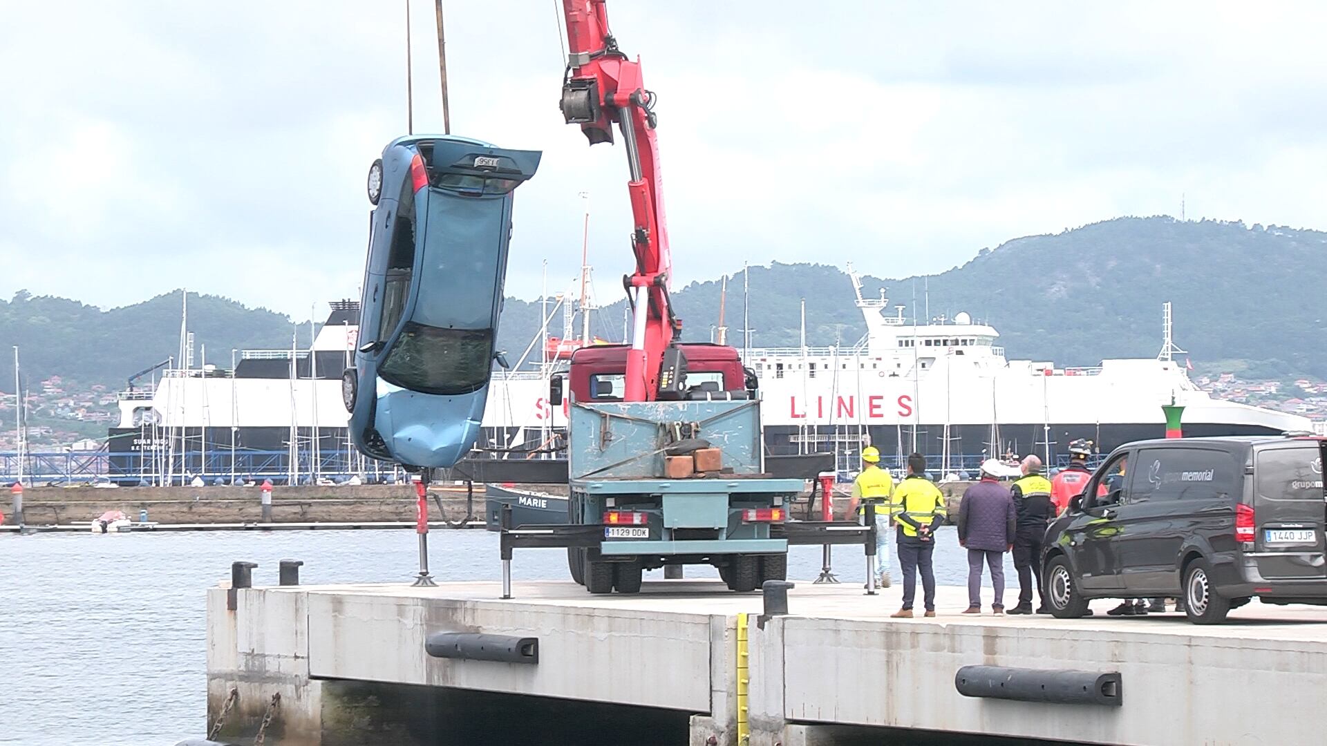 La grúa rescatando el coche