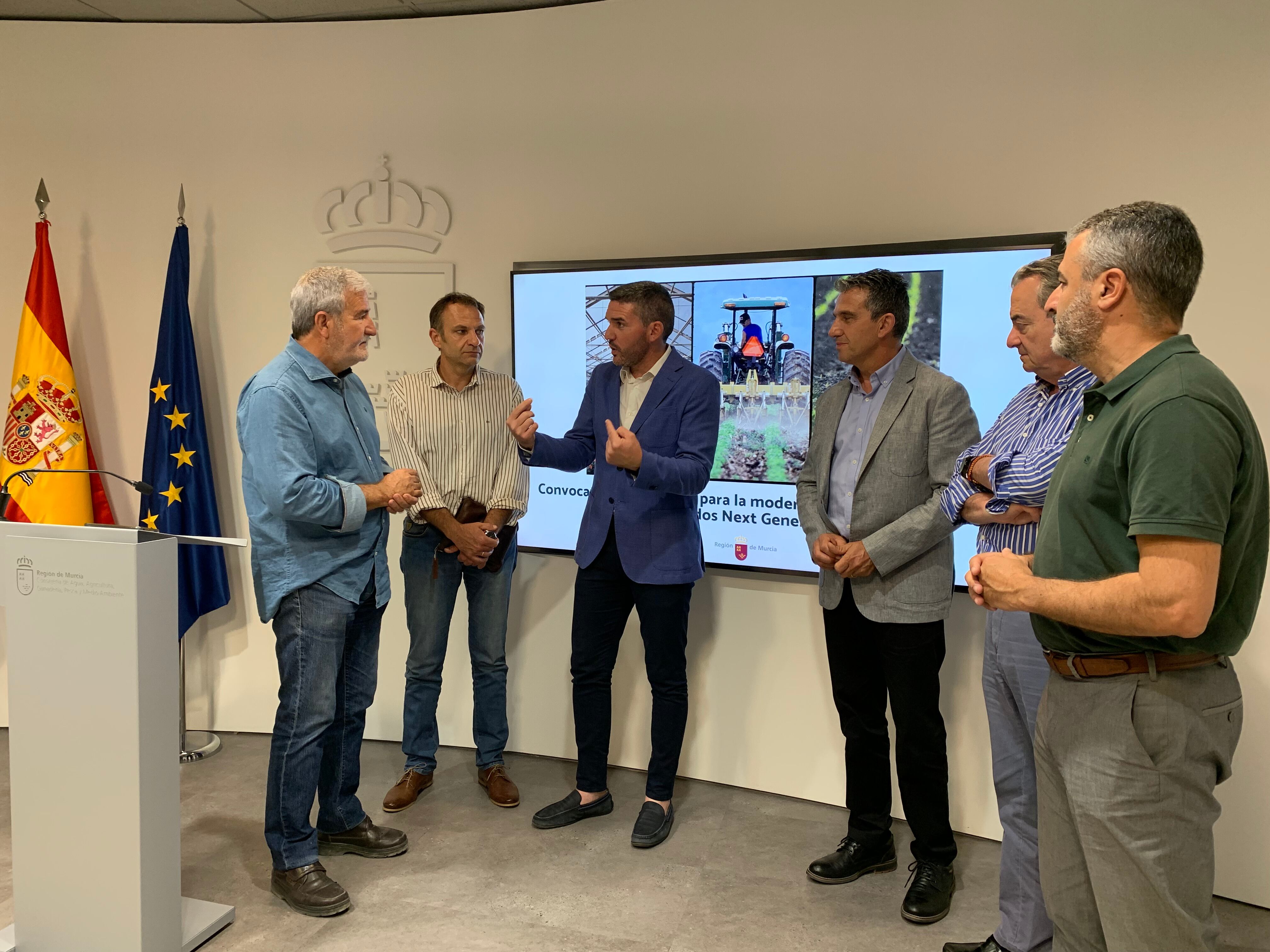 El consejero Antonio Luengo junto a los representantes de las organizaciones agrarias, Fecoam, Proexport y Apoexpa durante la presentación de la línea de ayudas para el sector agrario