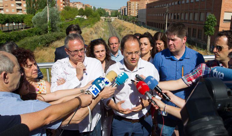 El secretario de Organización del PSOE, César Luena, atendiendo a los medios de comunicación en Logroño