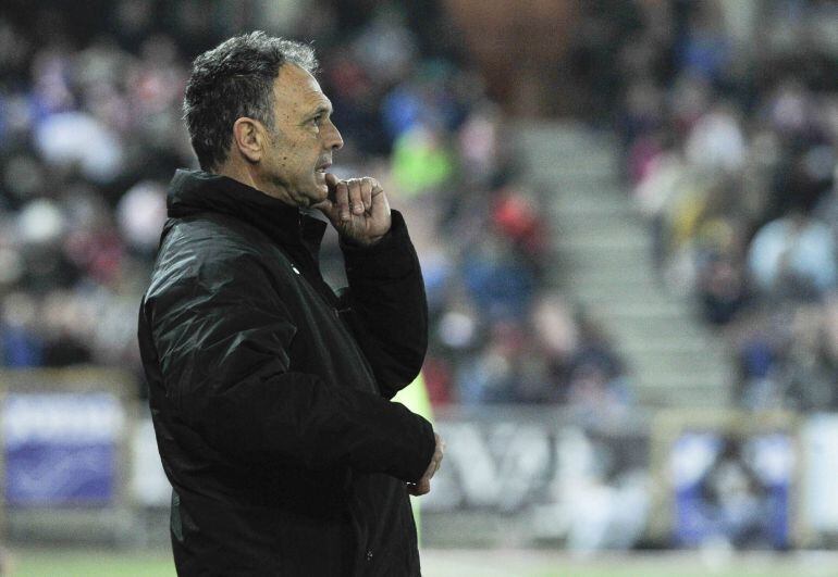 GRA397. GRANADA, 08/01/2015.- El entrenador del Granada, Joaquín Caparrós, durante el partido de octavos de final de la Copa del Rey ante el Sevilla disputado esta noche en el estadio Nuevo Los Cármenes, en Granada. EFE/Miguel Ángel Molina