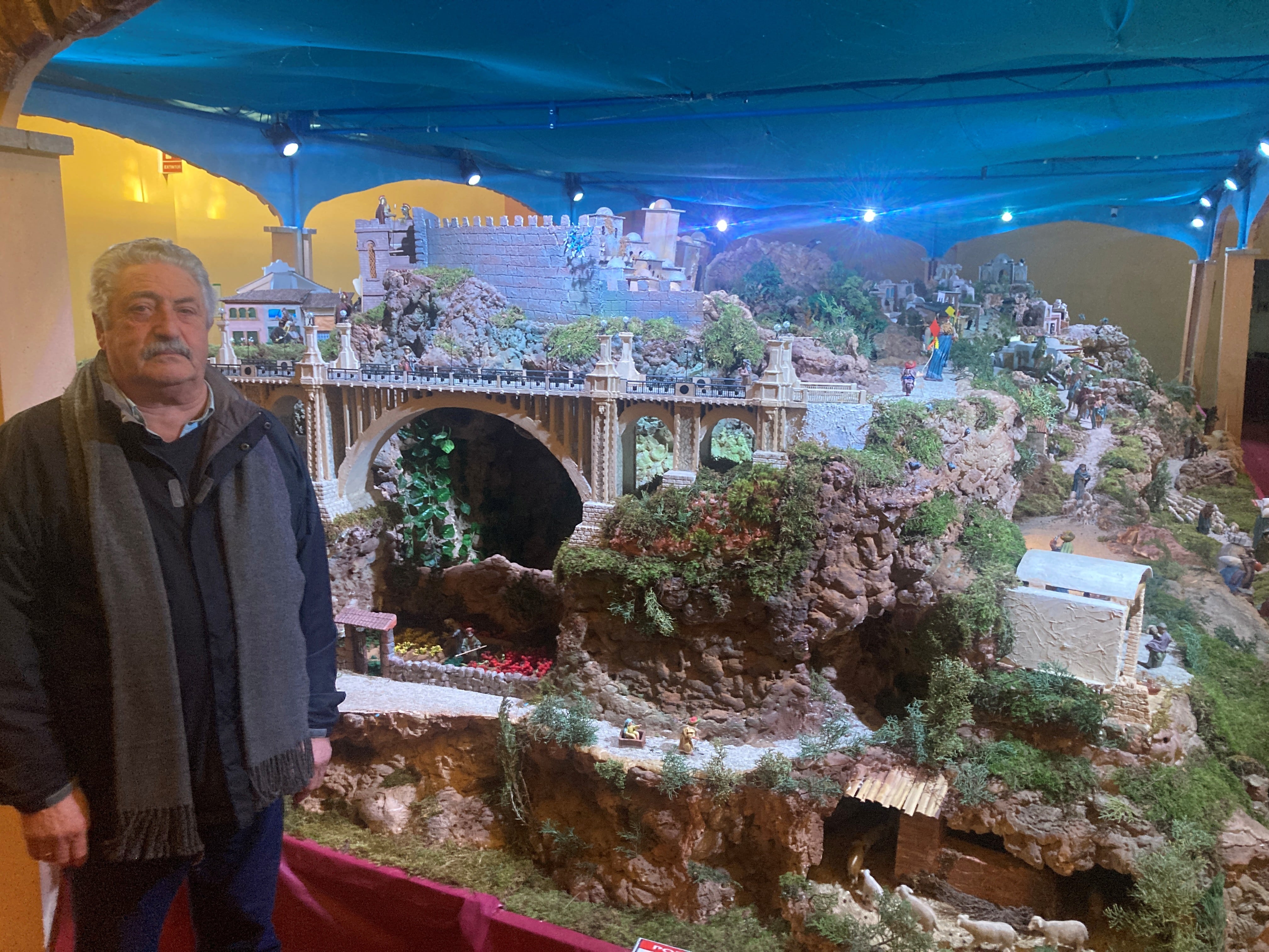 Pepe Hórreo, junto al Belén de San Pedro