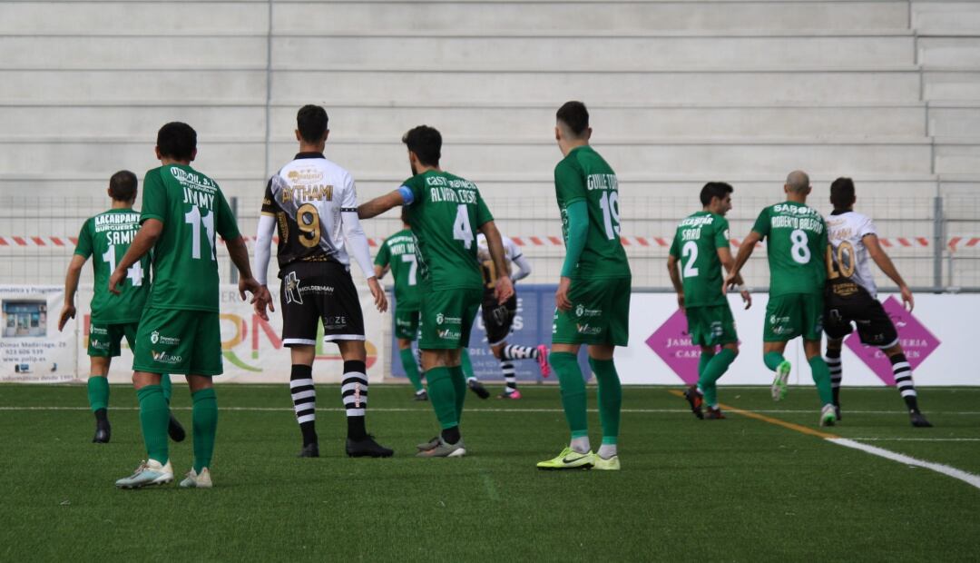 La defensa del Compostela vigila a Aythami durante el partido del Reina Sofía