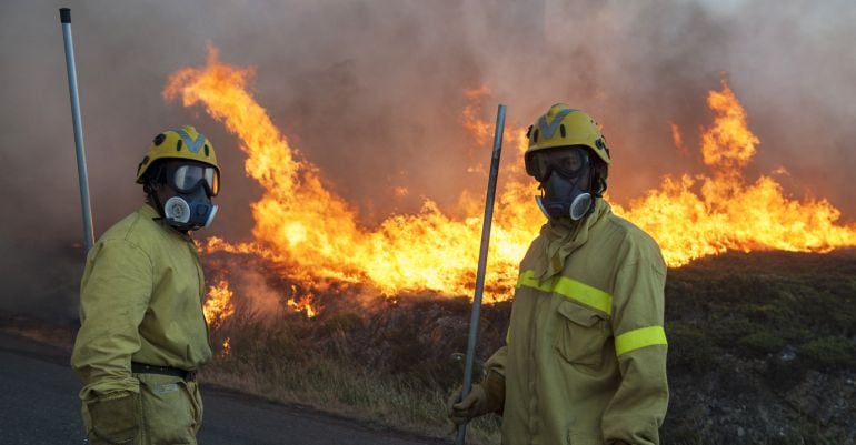 Brigadistas en las inmediaciones del incendio de Avión