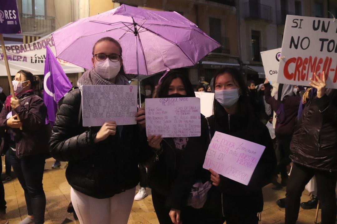 Imatge de dues noies amb pancartes reivindicatives a  la manifestació del 8-M a Tarragona.