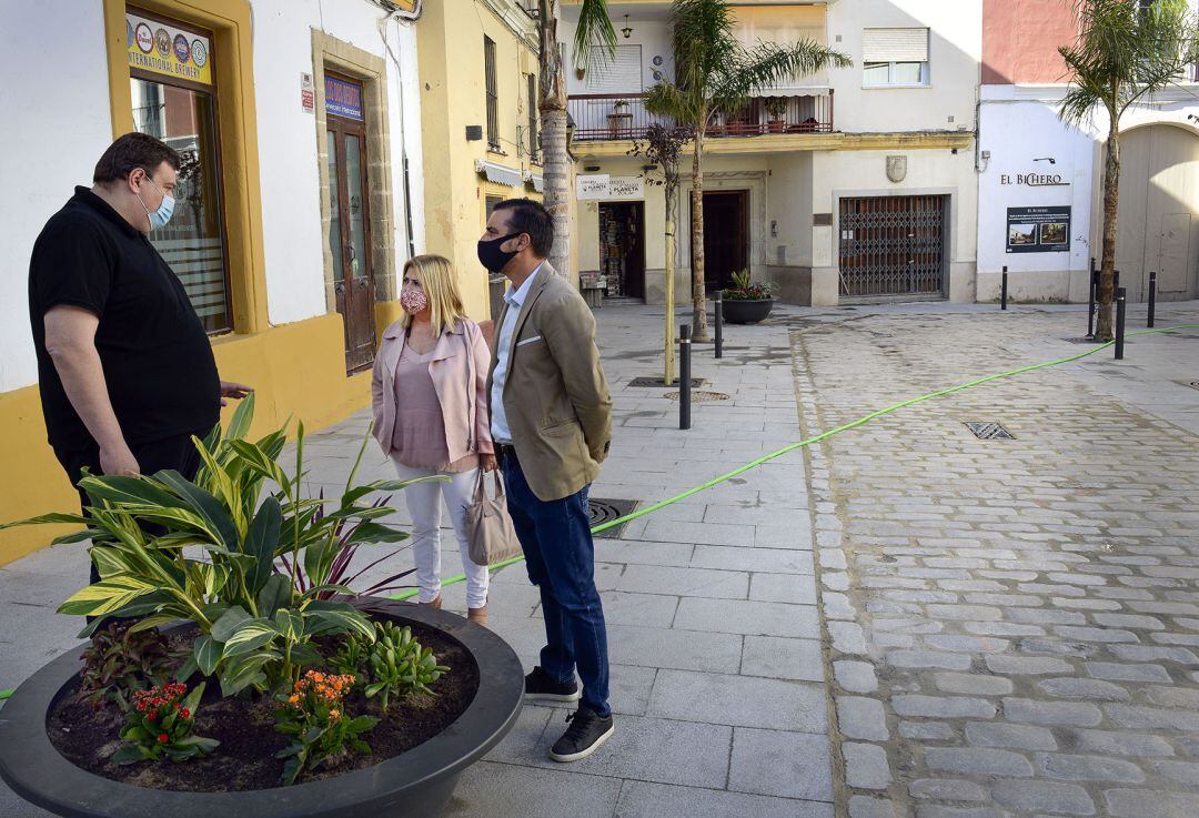 La alcaldesa Mamen Sánchez y José Antonio Díaz durante una visita a la plaza Vargas