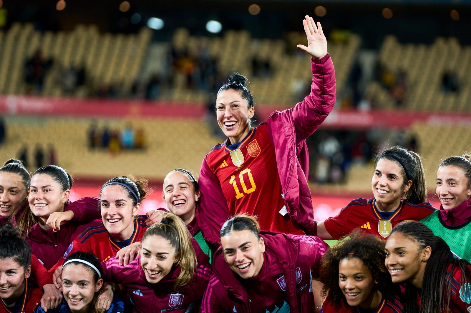 Jenni Hermoso celebra con sus compañeras el pase a la final de la Nations League después de vencer por 3-0 a Países Bajos