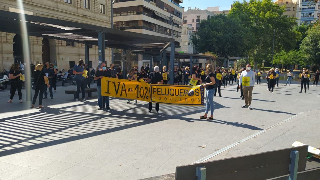 Peluqueros y miembros del sector de estética se han concentrado en la Plaza de la Montañeta para exigir la bajada del IVA.