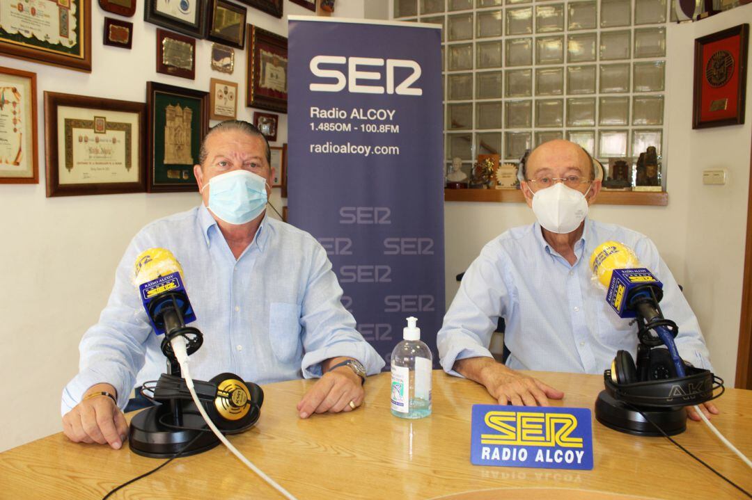 Jorge Vaquer y José Vicente Vidal en el estudio central de Radio Alcoy