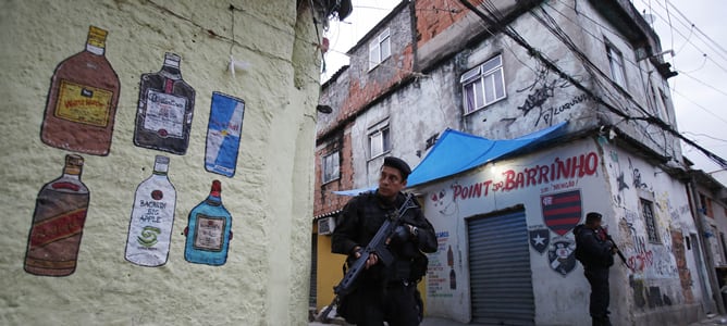 Unos policías vigilan las calles de una favela de Río de Janeiro.