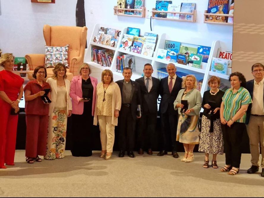 Ballesteros y Montull en los extremos de la foto junto al resto de premiados