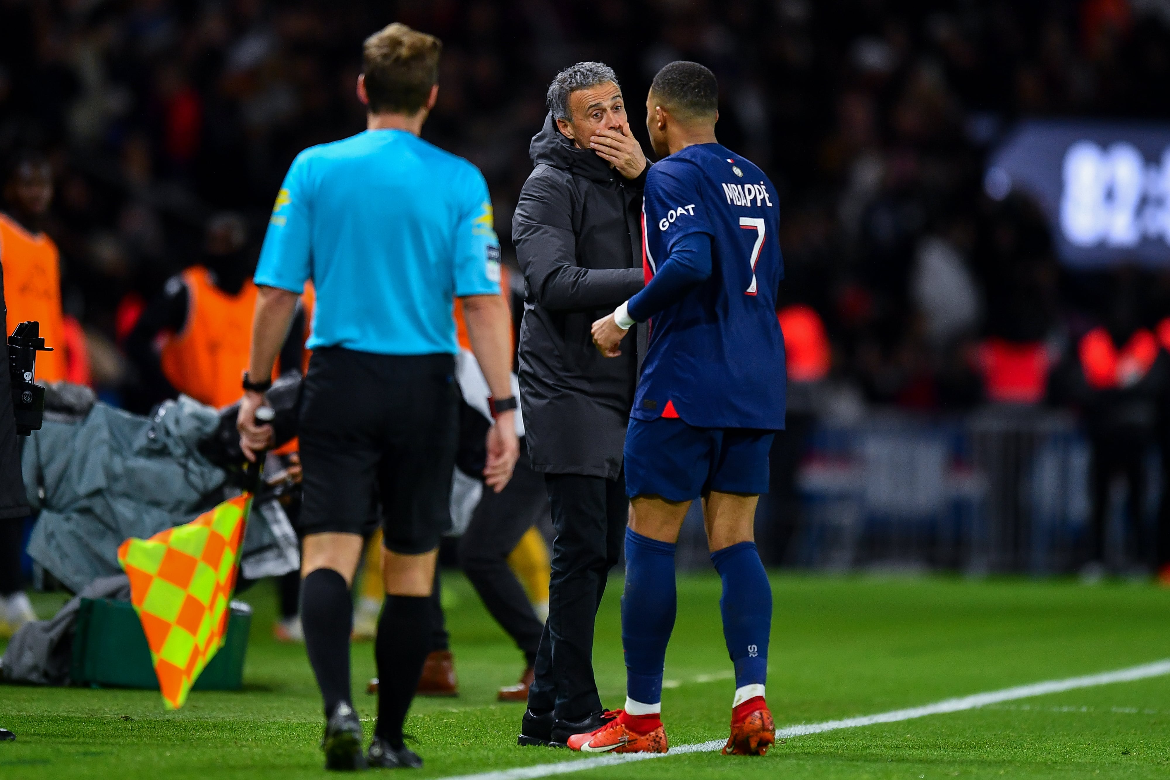 Mbappé y Luis Enrique hablan, durante un partido de esta temporada.