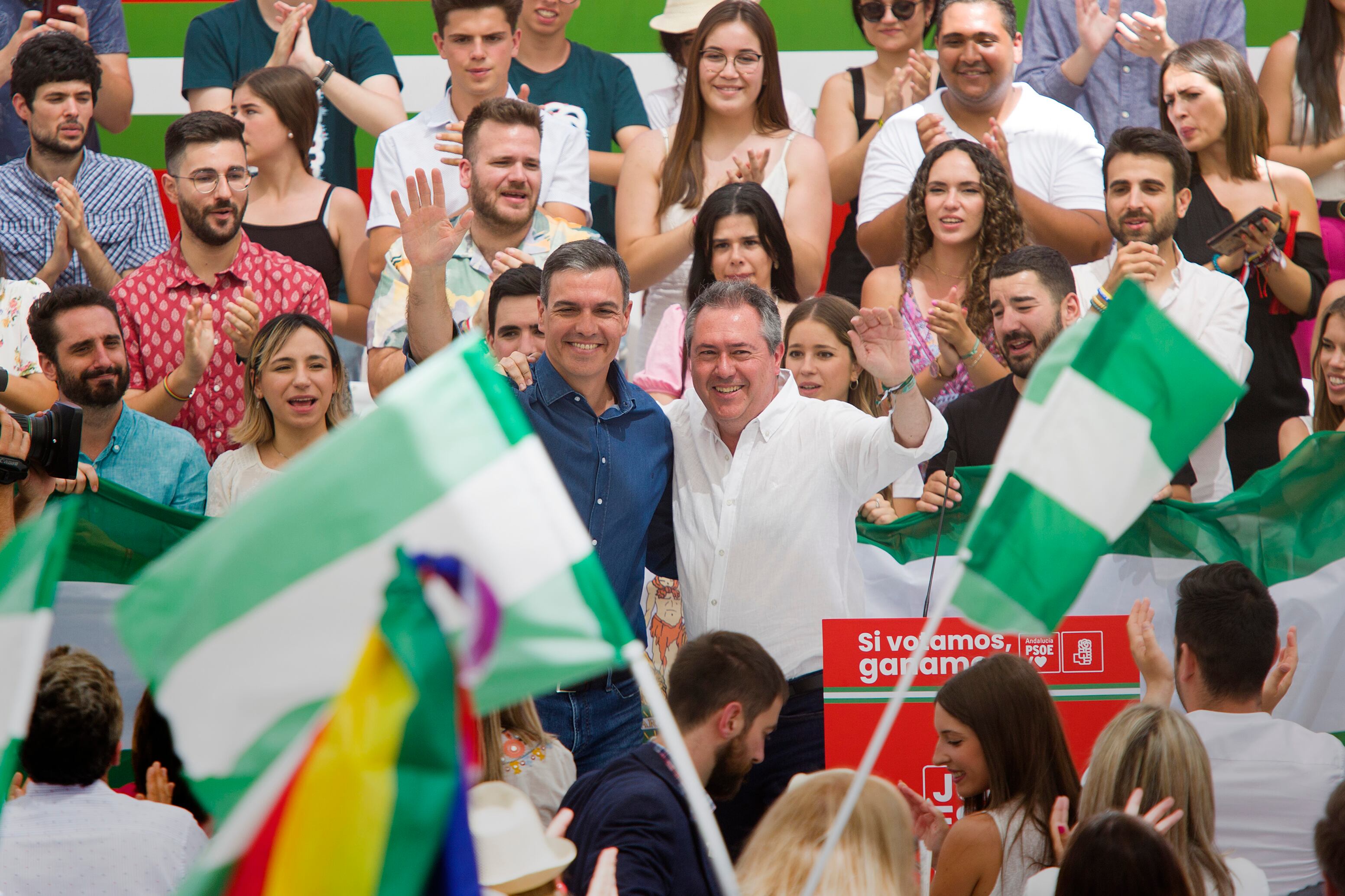 CÁRTAMA (MÁLAGA), 11/06/2022.- Acto público de campaña electoral del secretario general del PSOE y presidente del Gobierno Pedro Sánchez (c-izda), junto al candidato a la presidencia de la Junta de Andalucía Juan Espadas (c-dcha), de cara a las elecciones del próximo domingo día 19, este sábado en el Auditorio Parque Santo Cristo del municipio de Cártama (Málaga). EFE/Álvaro Cabrera
