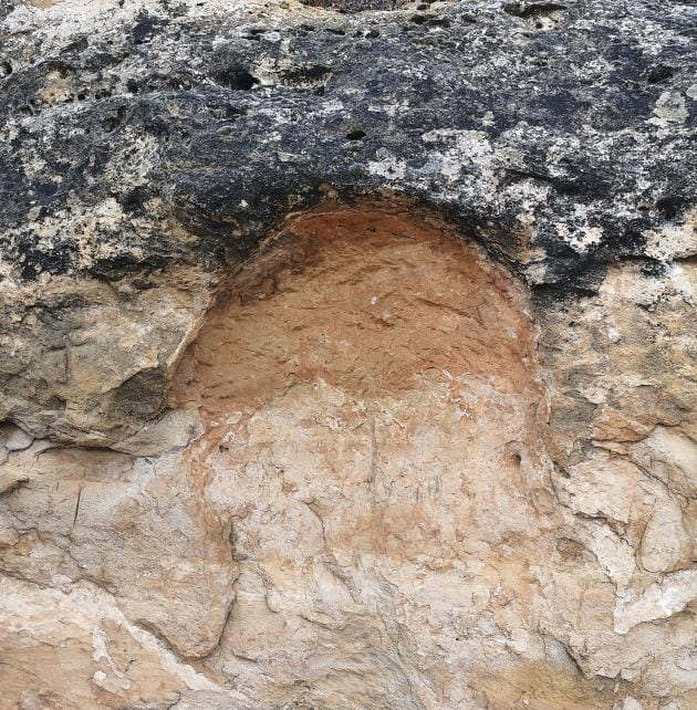 Simbolos y cruces, restos arqueológicos en Cuevas de Velasco.