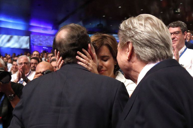 El presidente del PP, Mariano Rajoy (i), junto a la candidata a liderar al PP, Soraya Sáenz de Santamaría, durante la celebración del Congreso Nacional del Partido Popular