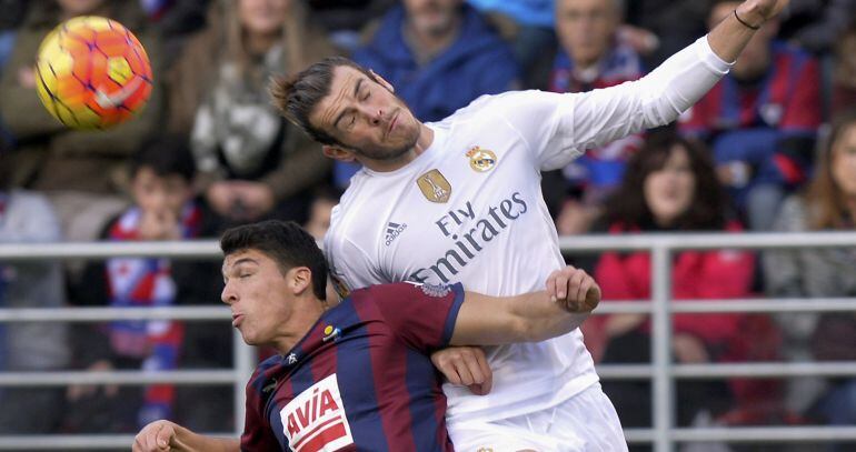 Bale pelea una pelota con Capa