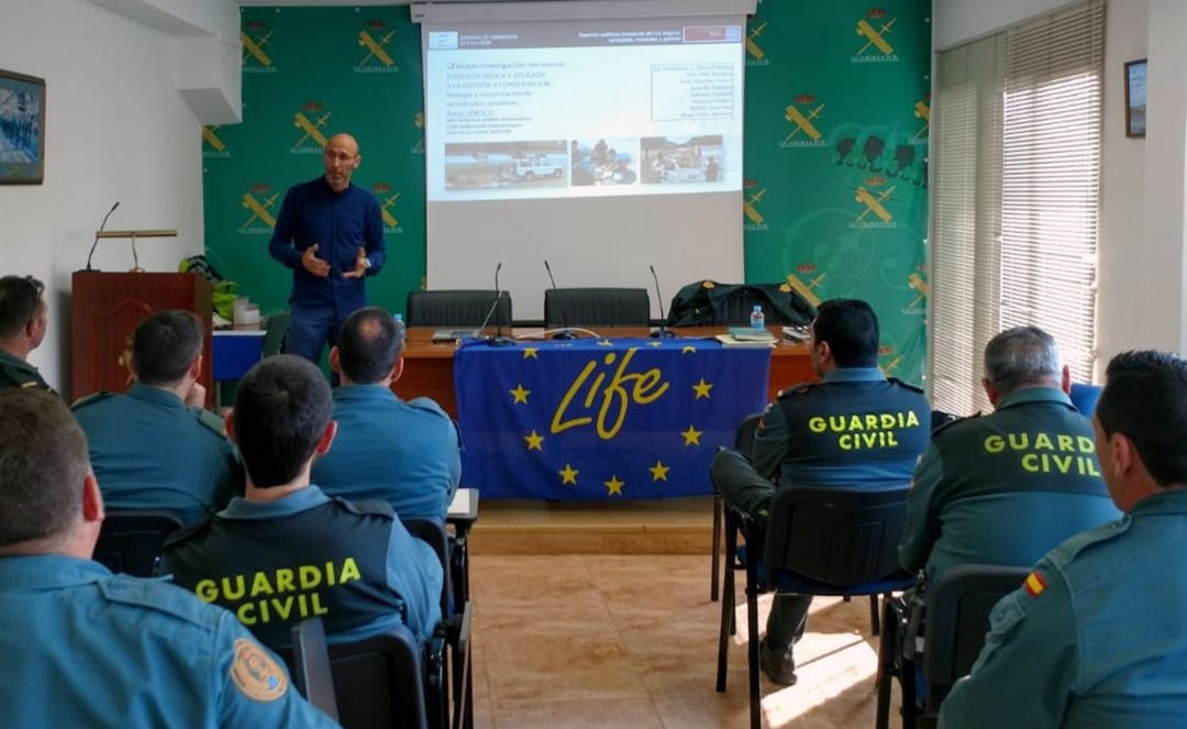 Agentes del SEPRONA rcibiendo clases sobre especies exóticas invasoras