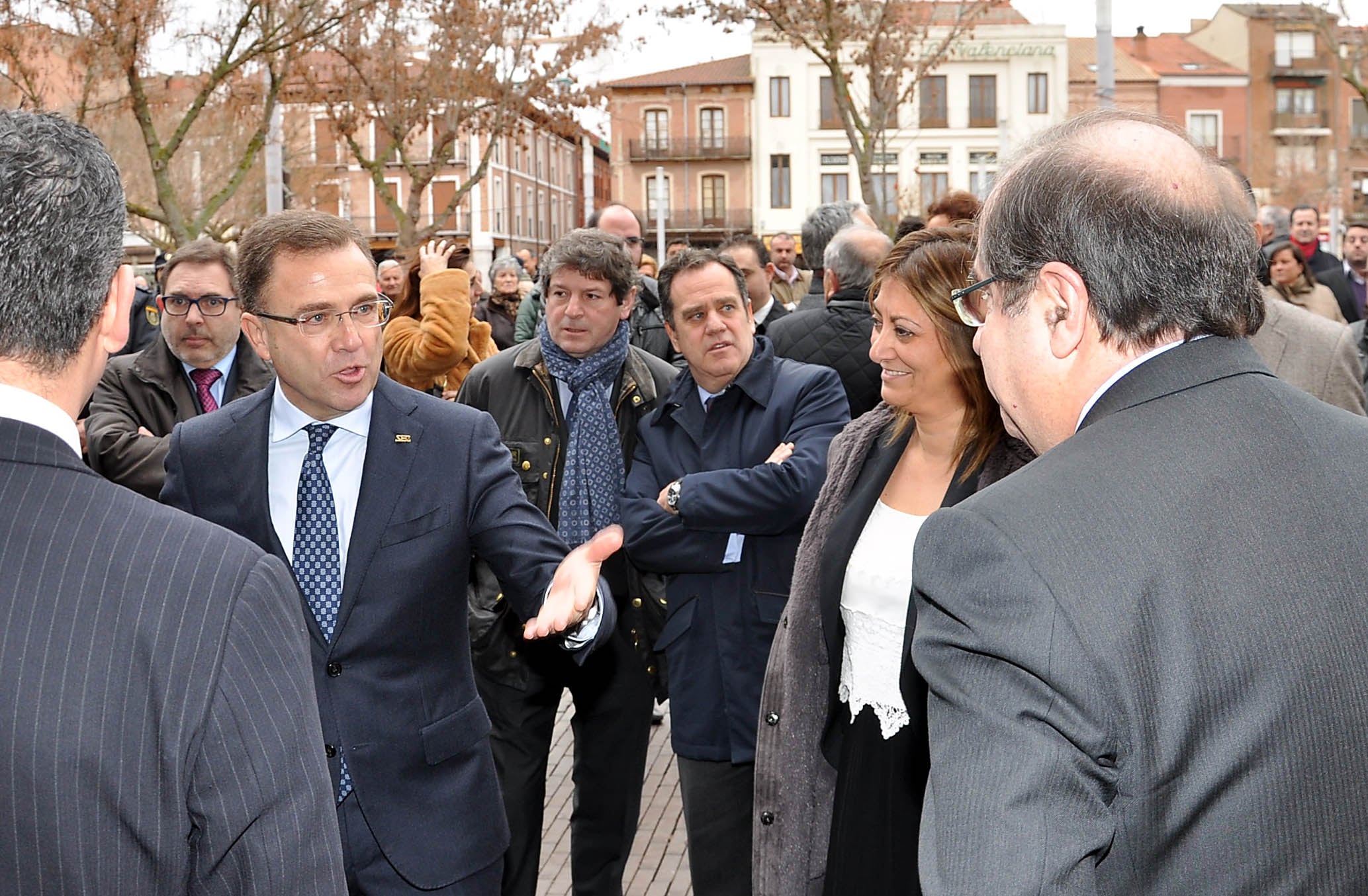 2013: la nueva emisora de Radio Medina, en la Plaza Mayor de la Hispanidad. Visita de autoridades en la inauguración