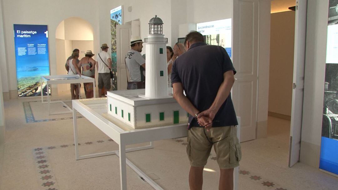 Imagen de la exposición en el Far de la Mola