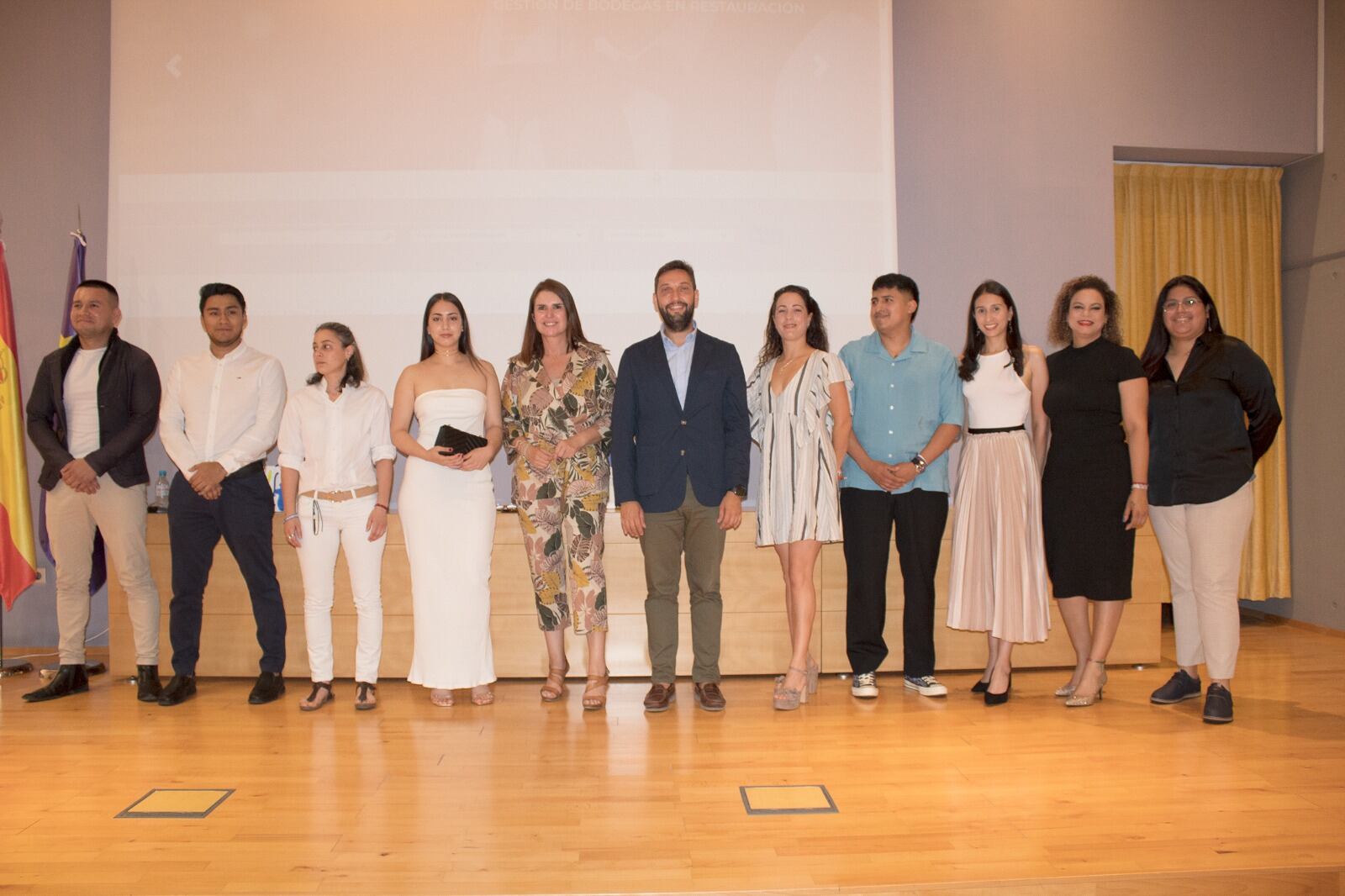 El director del Itrem, Juan Francisco Martínez (6d), y la directora del CCT, Mónica Meroño (5i), junto a alumnos y docentes en el acto de clausura de los cursos de larga duración del CCT.