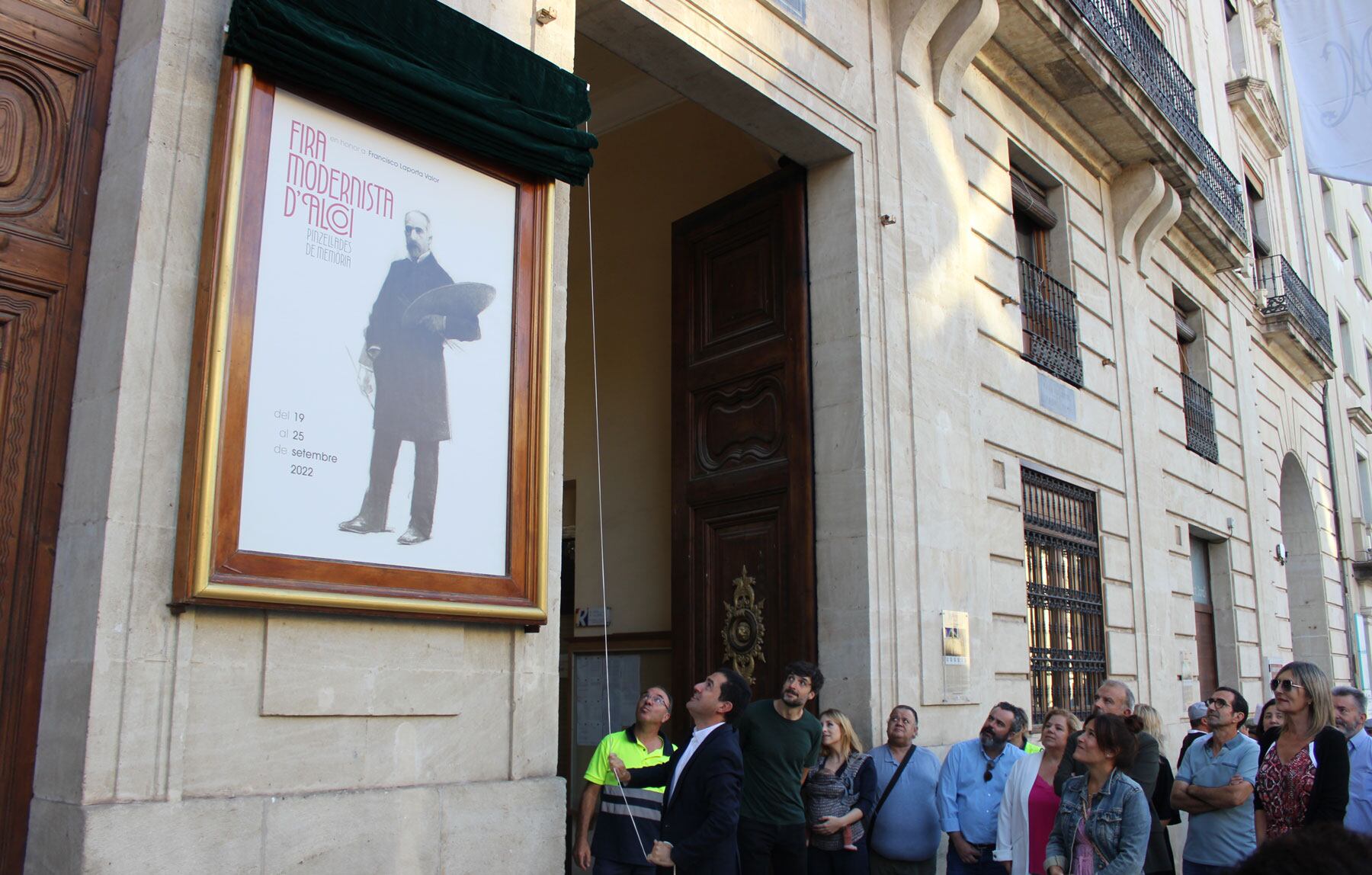 El momento del descubrimiento del cartel de la Feria Modernista