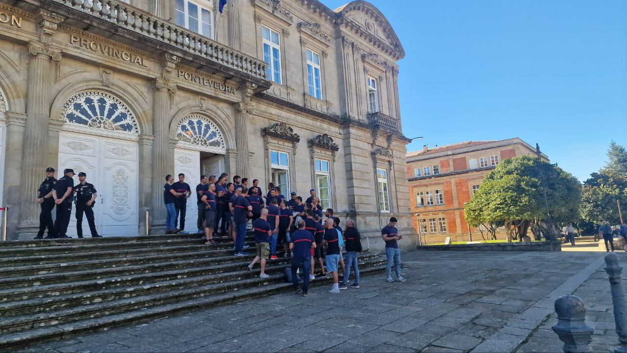 Bomberos concentrados delante de la Diputación de Pontevedra en una imagen de archivo