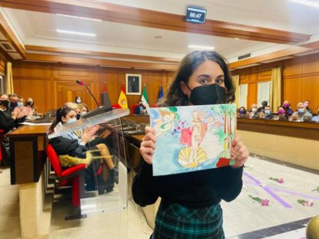 La alumna del Instituto Grupo Cántico, Gema Bravo, enseña el dibujo elaborado para el XV concurso de literatura hiperbreve