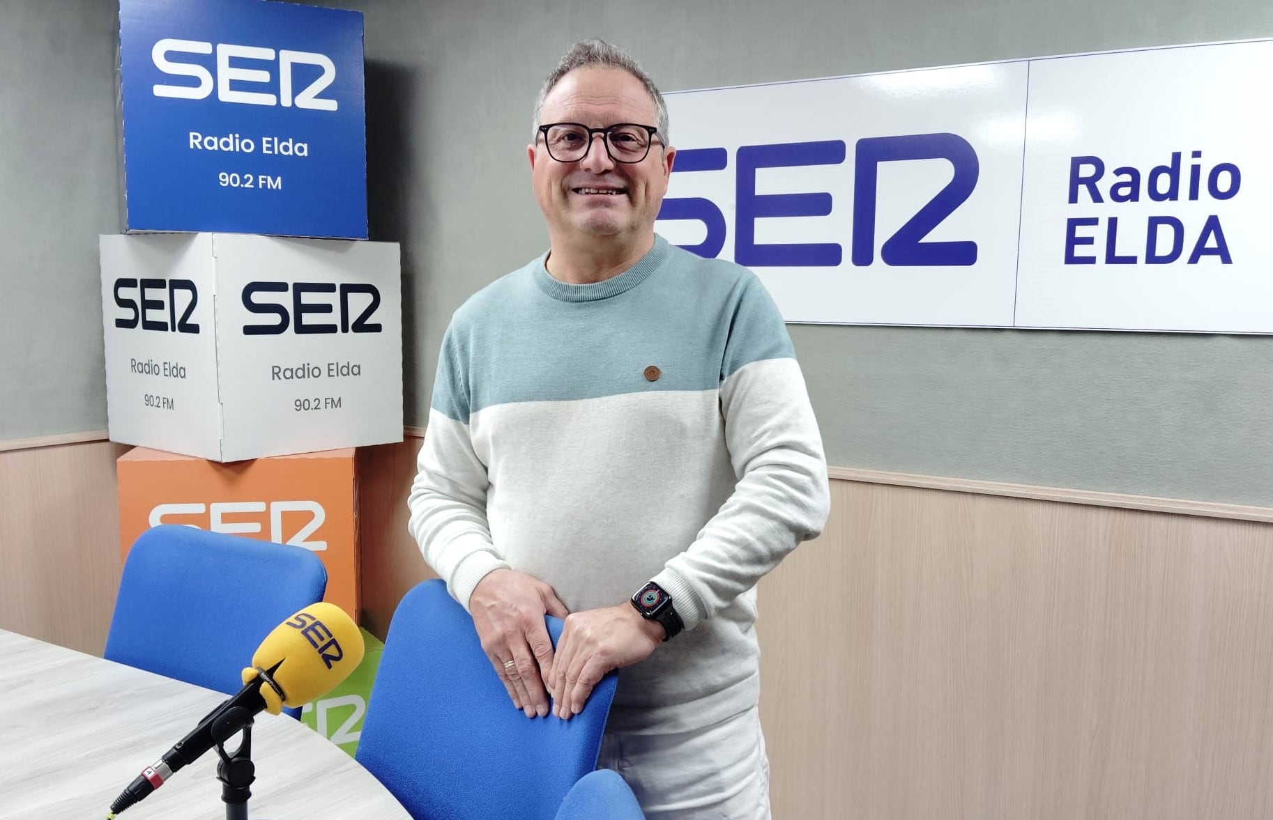 Ismael Esteban, copropietario del centro, en el estudio de Radio Elda SER.
