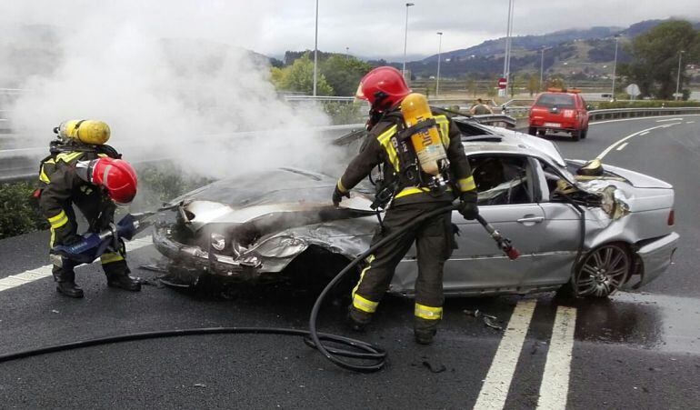 Vehículo implicado en el accidente ocurrido en la A8 a la altura de Colindres.