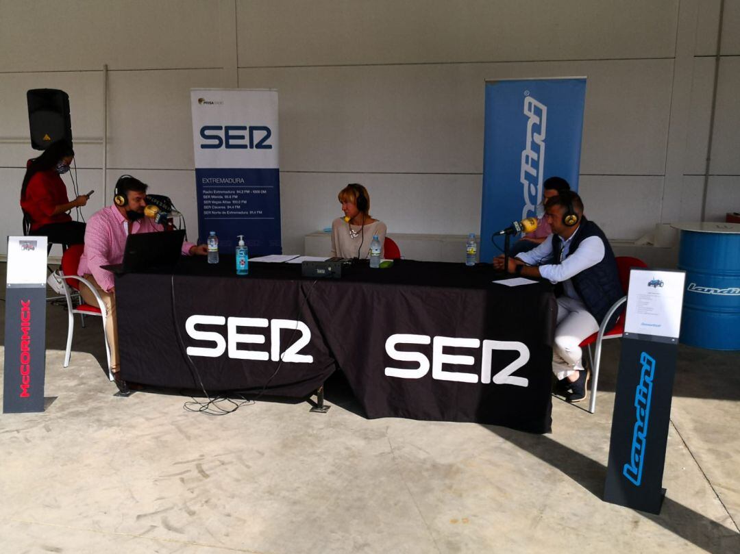 Inma Salguero con varios invitados al programa