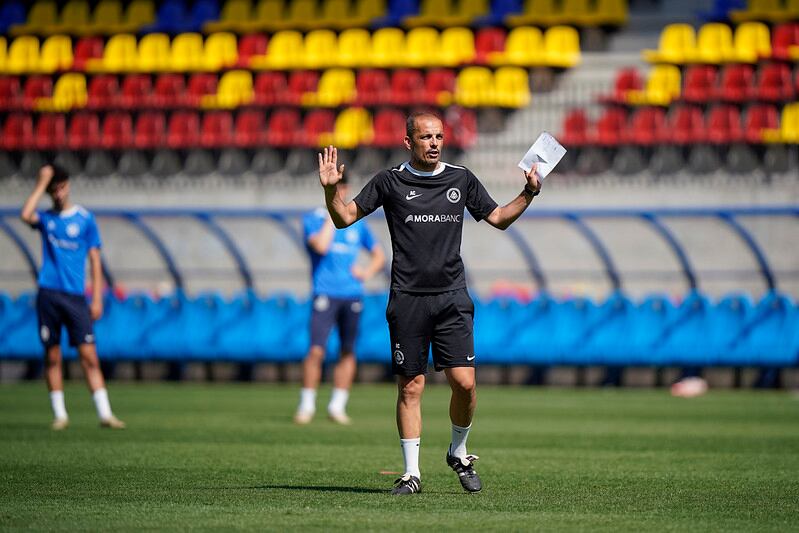 L&#039;entrenador tricolor, Beto Company, en l&#039;última sessió abans de viatjar cap a terres lleoneses