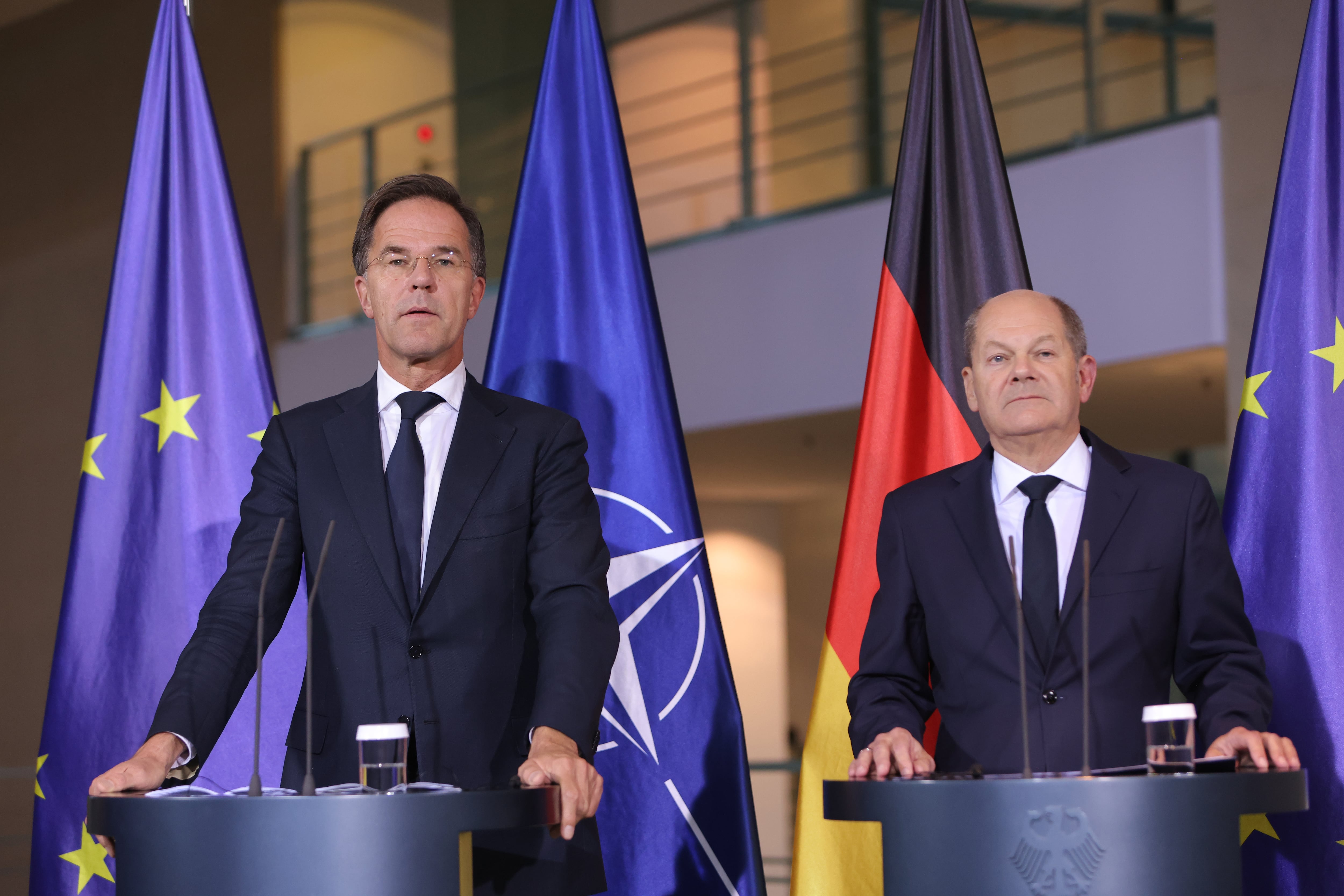 El canciller Olaf Scholz (derecha) junto al Secretario General de la OTAN, Mark Rutte