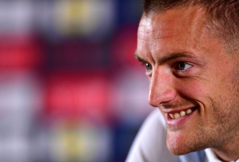 Vardy sonríe en rueda de prensa