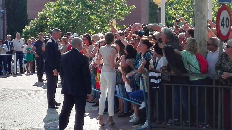 La Reina Letizia se hace selfies con los talaveranos