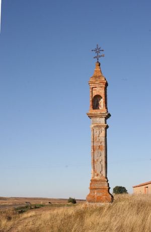 San Juan y San Pablo enseñorean este peirón de El Pobo