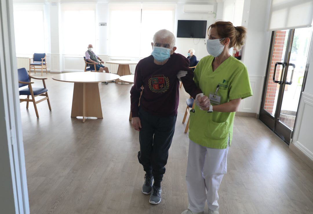 Una gerocultura ayuda a caminar a un residente 