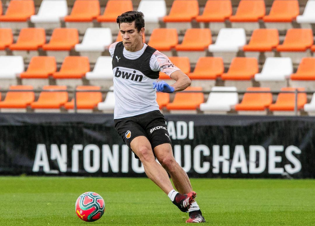 GRAFCVA4925. VALENCIA, El jugador del Valencia CF,Gabriel Paulista, durante un entrenamiento. 