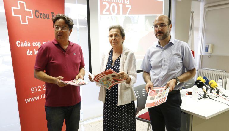 El coordinador de Creu Roja a Girona, Jordi Martori; la presidenta provincial, Roser Llevat; i el secretari provincial, Josep Domènech durant la presentació de la memòria de 2017