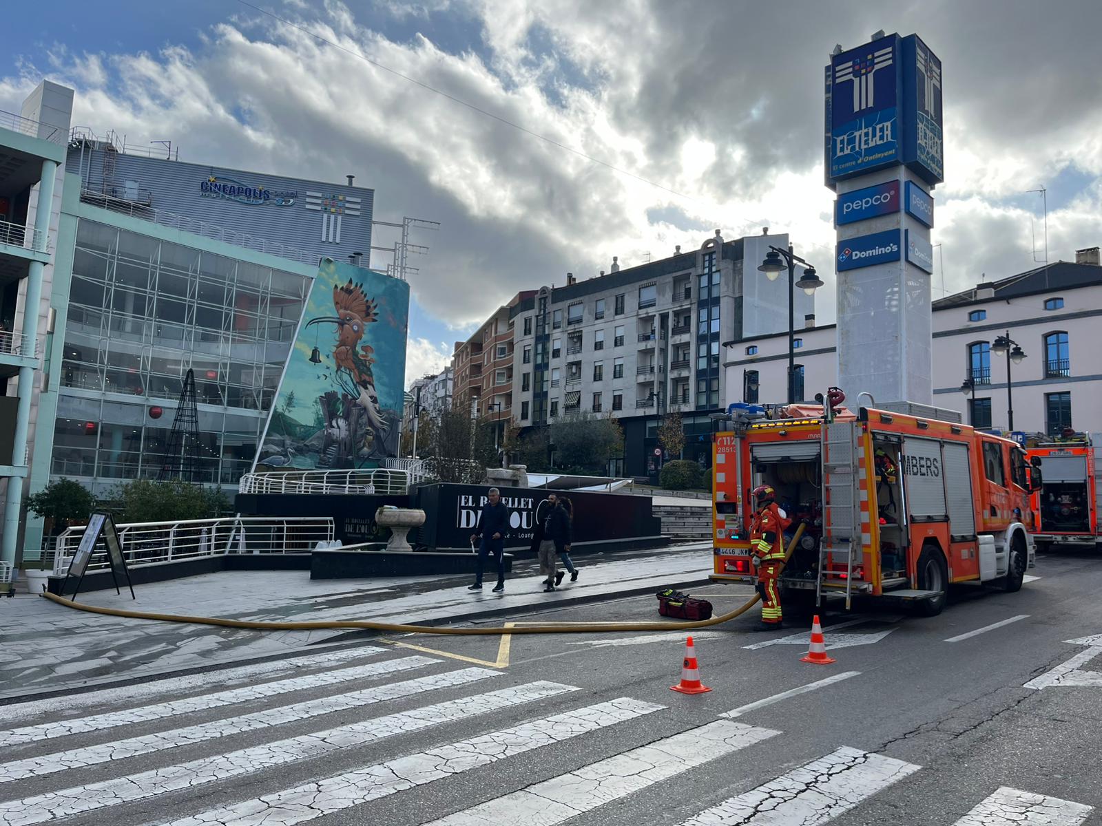 Actuación de los bomberos durante las labores de extinción del incendio declarado en el restaurante “El Rovellet de l’ou”, en el Centro Comercial El Teler de Ontinyent