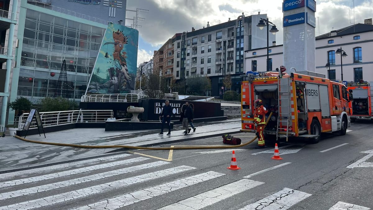 Bomberos extinguen un incendio en un restaurante del Centro Comercial El Teler de Ontinyent