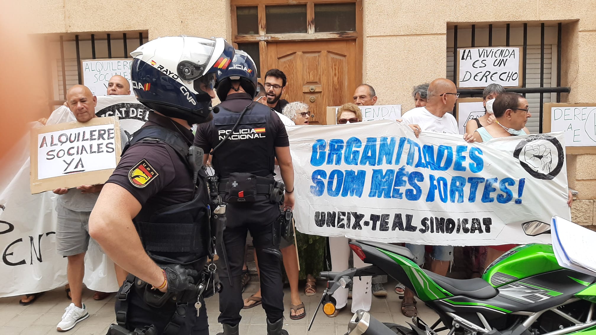 Miembros del Sindicat tratan de bloquear el desahucio en el barrio La Florida de Alicante