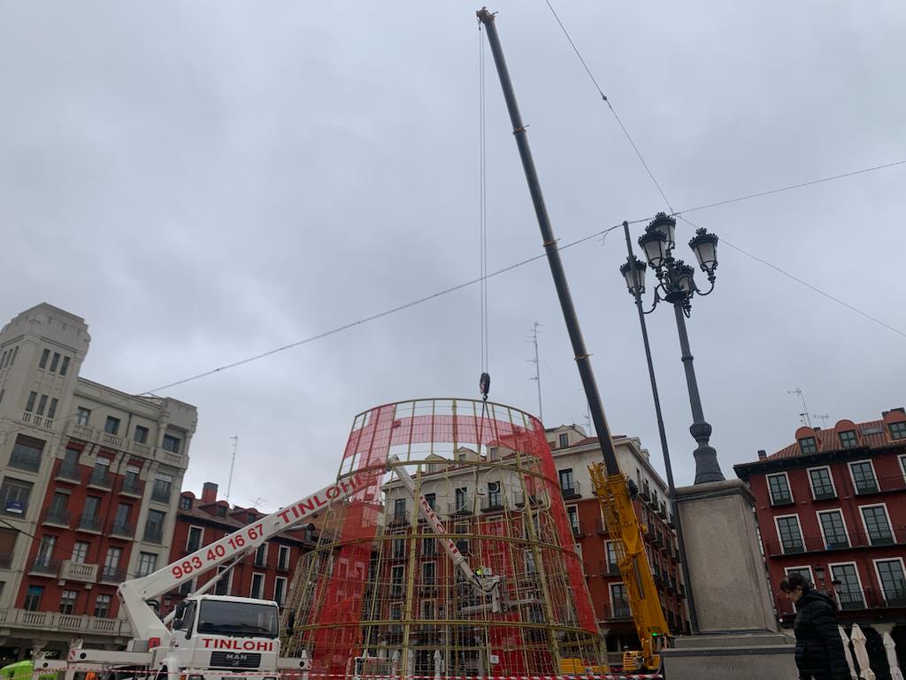 Montaje de la iluminación navideña en Valladolid