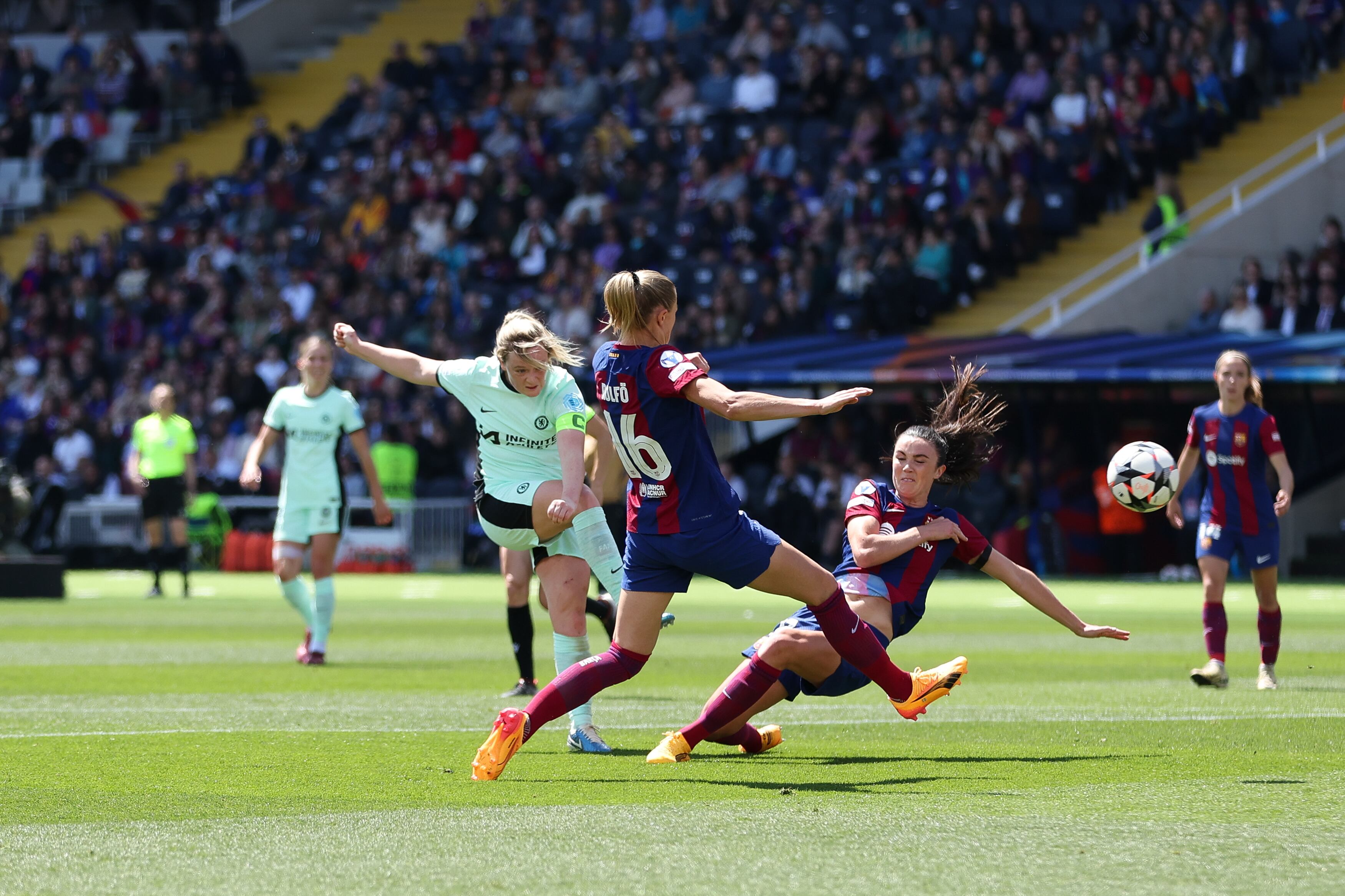 Erin Cuthbert dispara para abrir el marcador en el Barça - Chelsea de la UEFA Women&#039;s Champions League