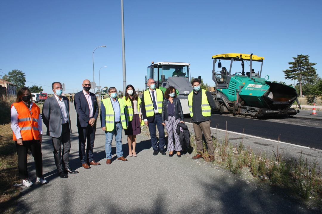 Visita de representantes de la Juta a las obras en la carretera CL-601