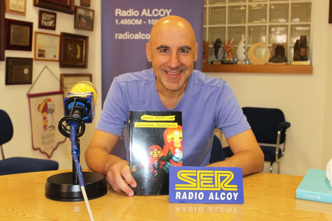 Silvestre Vilaplana sostiene un ejemplar de su última novela &#039;Dones sense nom&#039; en el estudio de Radio Alcoy