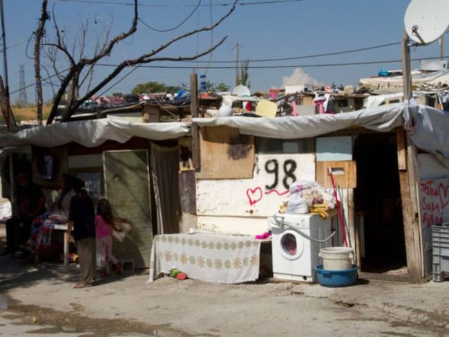 Madre e hija frente a su casa en el poblado chabolista El Gallinero